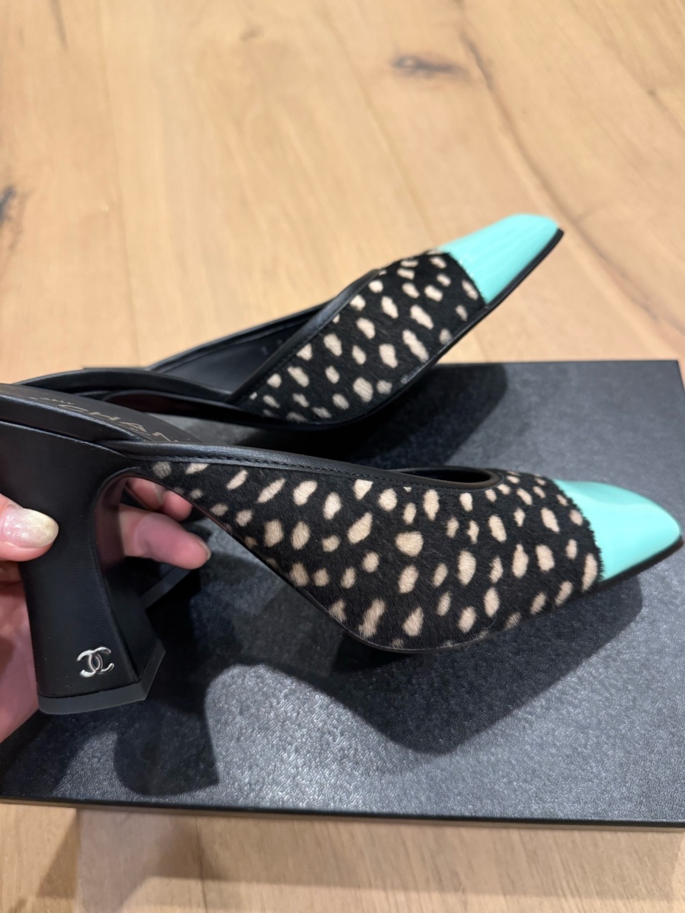 LAST CHANCE NWT CHANEL 26S Blazy Black & Turquoise Mules - size 40.5 - Picture 3 of 4
